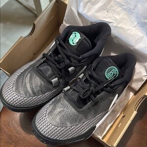 Nike 7y Kyrie 8 GO (GS) in Black and Mint